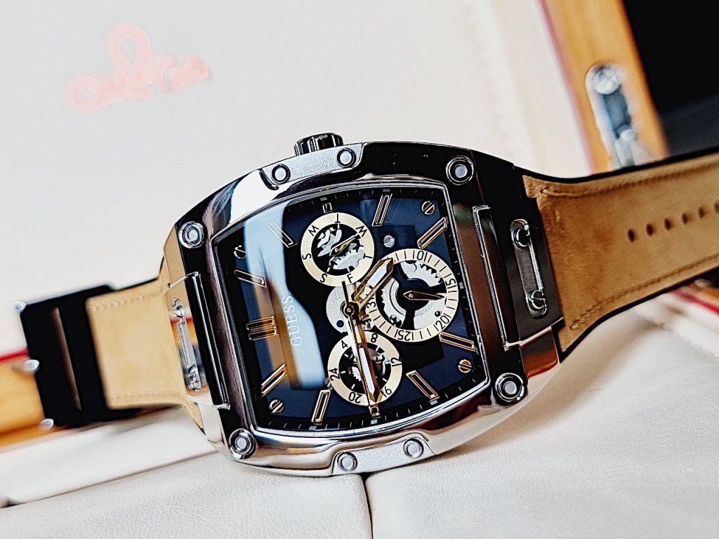 VÌ SAO CÓ LOẠI ĐỒNG HỒ KÍNH CONG VÒM, TÁC DỤNG?