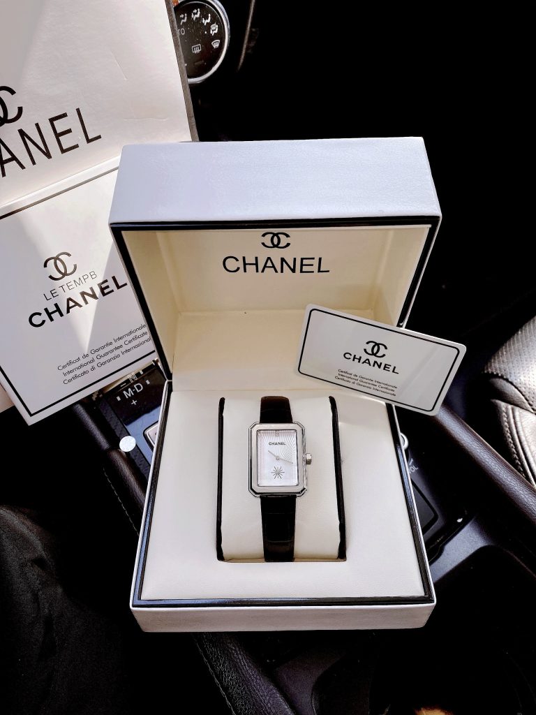 Đồng hồ Chanel nữ giá rẻ mặt chữ nhật dây da màu đen Like Auth 30x34mm