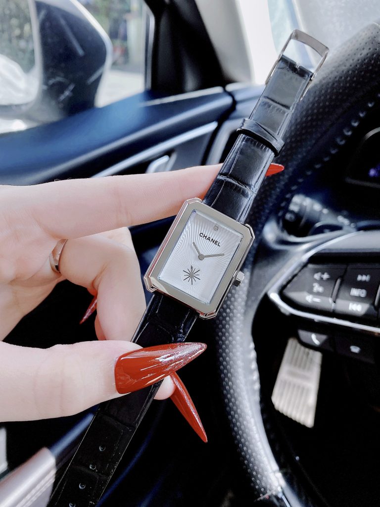 Đồng hồ Chanel nữ giá rẻ mặt chữ nhật dây da màu đen Like Auth 30x34mm