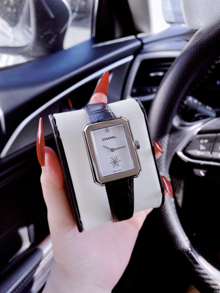 Đồng hồ Chanel nữ giá rẻ mặt chữ nhật dây da màu đen Like Auth 30x34mm