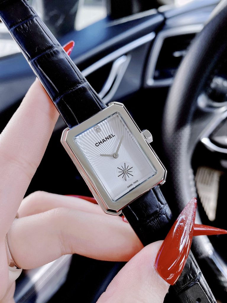 Đồng hồ Chanel nữ giá rẻ mặt chữ nhật dây da màu đen Like Auth 30x34mm