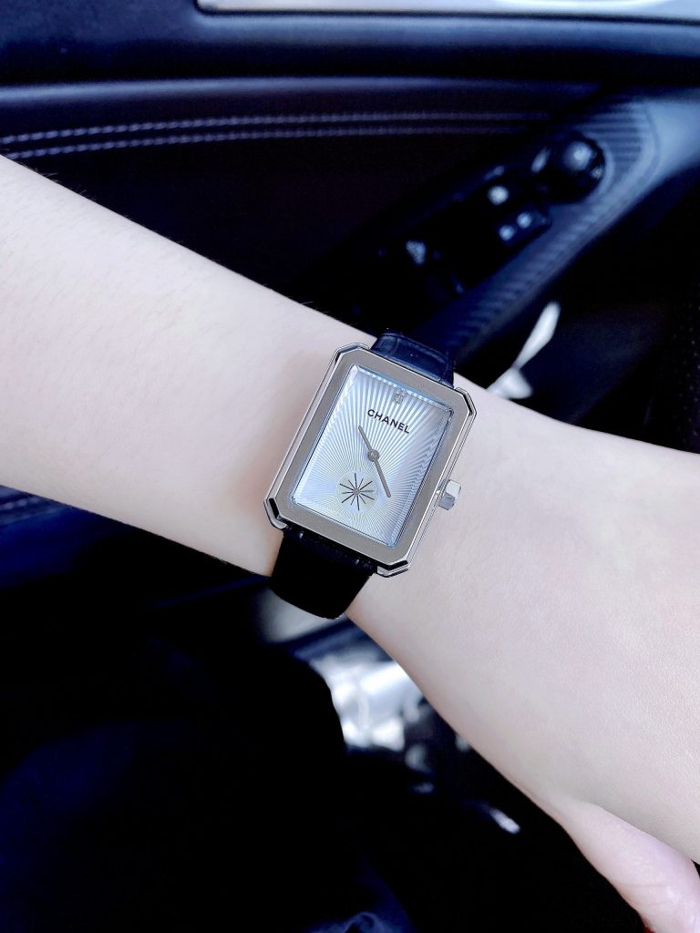 Đồng hồ Chanel nữ giá rẻ mặt chữ nhật dây da màu đen Like Auth 30x34mm