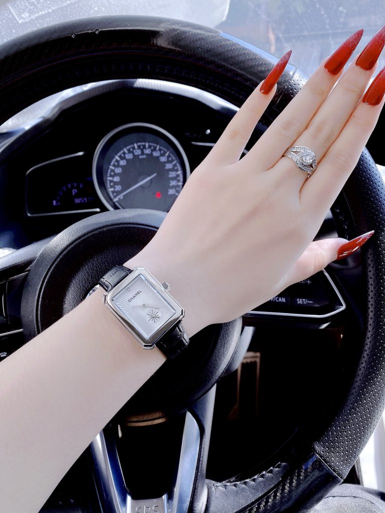 Đồng hồ Chanel nữ giá rẻ mặt chữ nhật dây da màu đen Like Auth 30x34mm