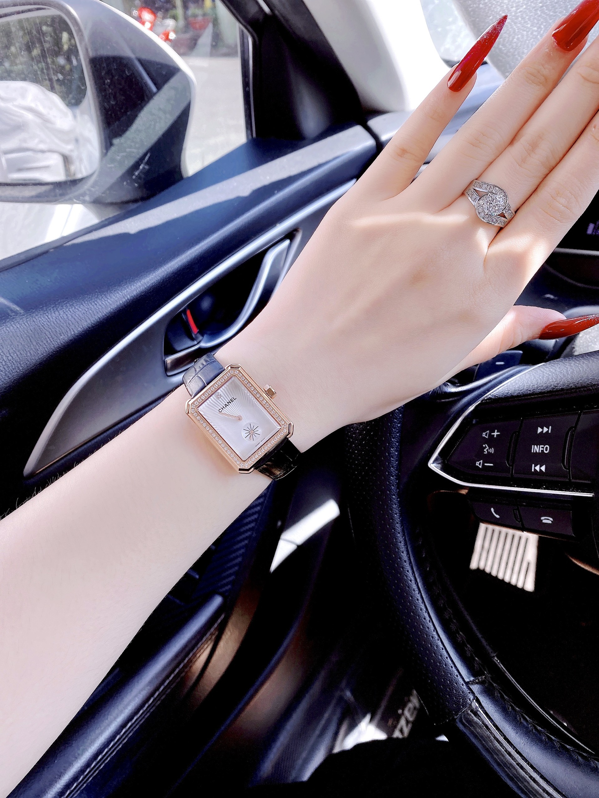 Đồng hồ nữ Chanel Boy Friend Like Auth giá rẻ màu vàng hồng 30x34mm Đồng hồ nữ Chanel Boy Friend Like Auth giá rẻ màu vàng hồng 30x34mm