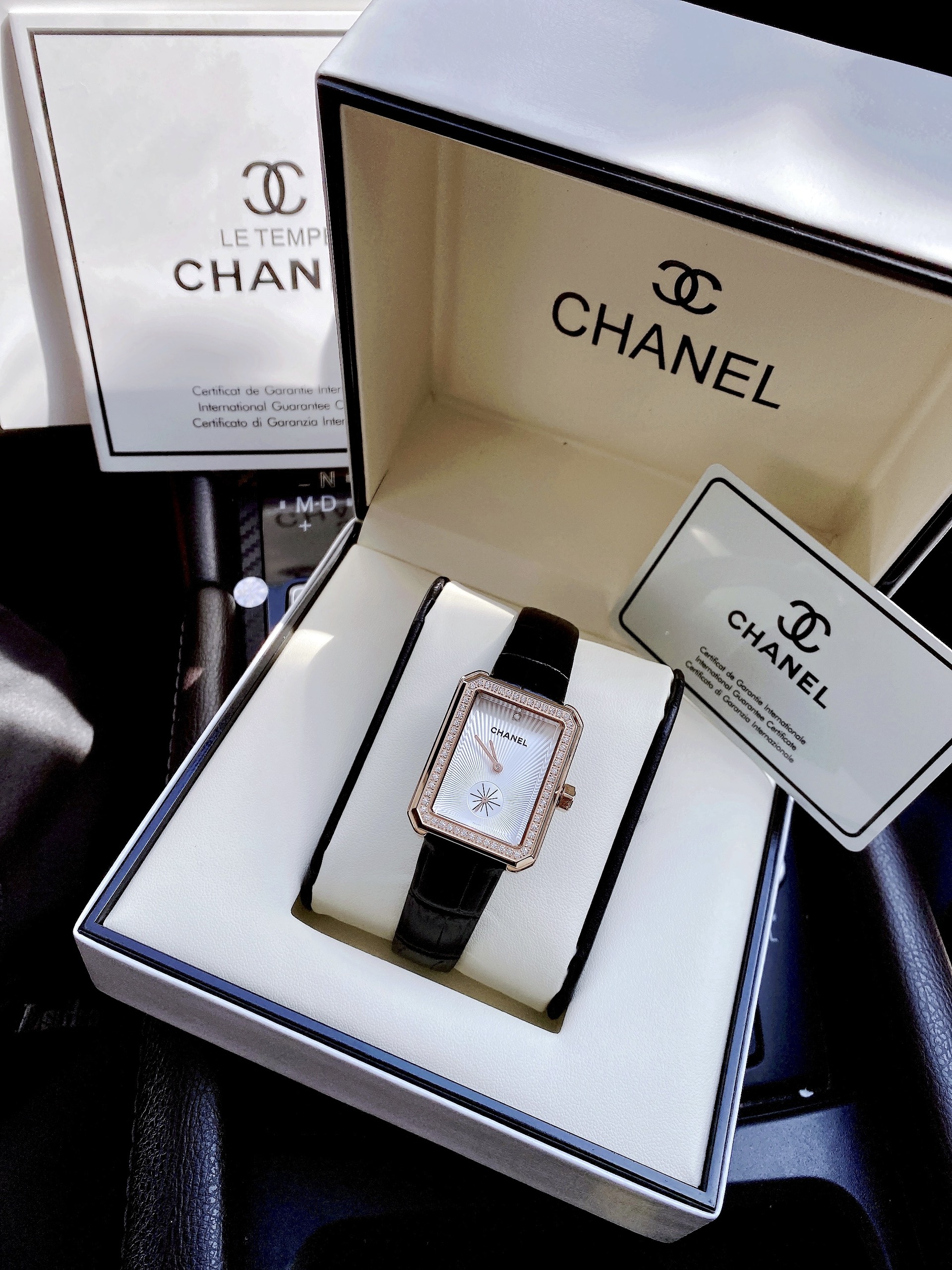 Đồng hồ nữ Chanel Boy Friend Like Auth giá rẻ màu vàng hồng 30x34mm Đồng hồ nữ Chanel Boy Friend Like Auth giá rẻ màu vàng hồng 30x34mm