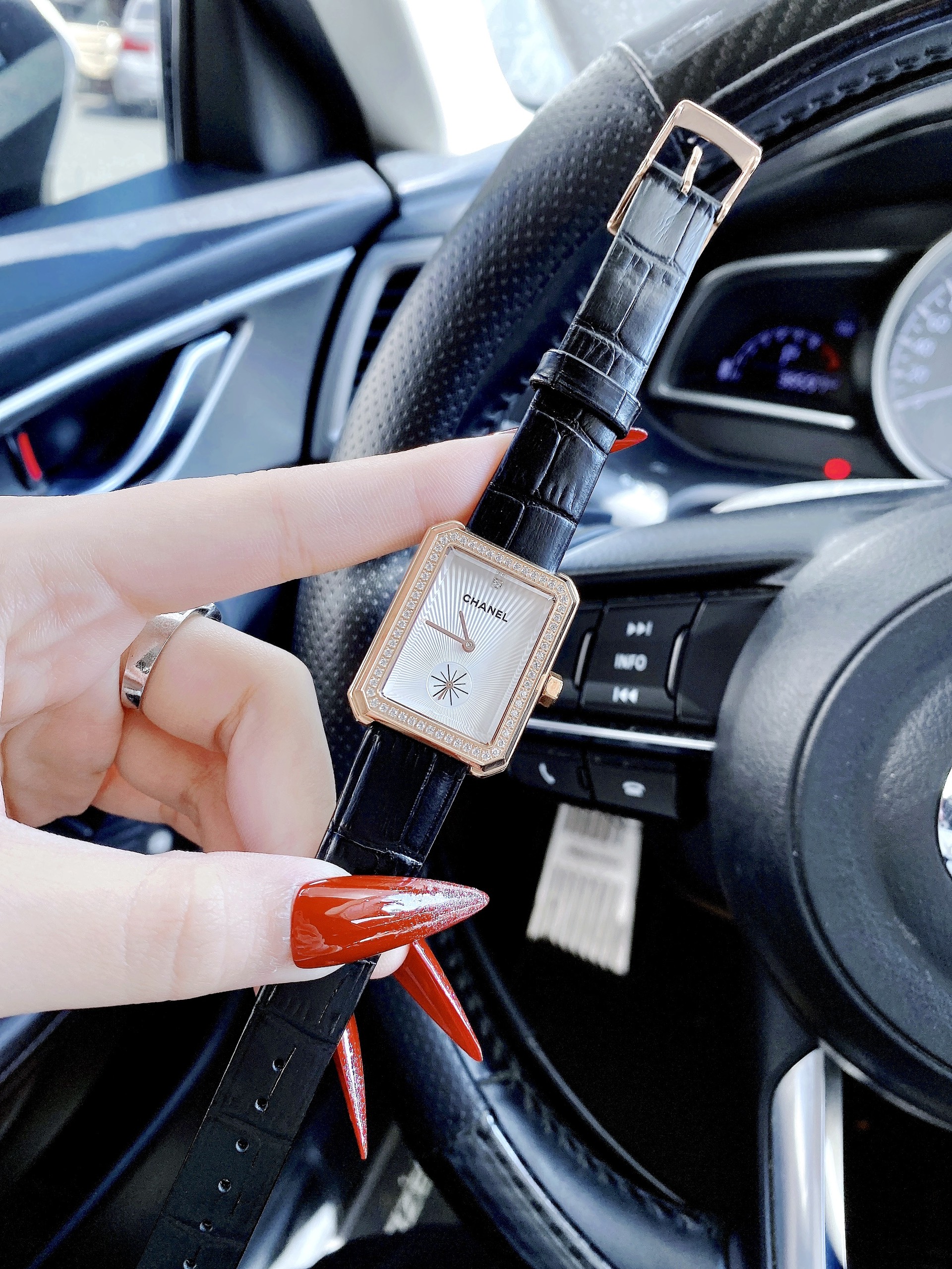 Đồng hồ nữ Chanel Boy Friend Like Auth giá rẻ màu vàng hồng 30x34mm Đồng hồ nữ Chanel Boy Friend Like Auth giá rẻ màu vàng hồng 30x34mm