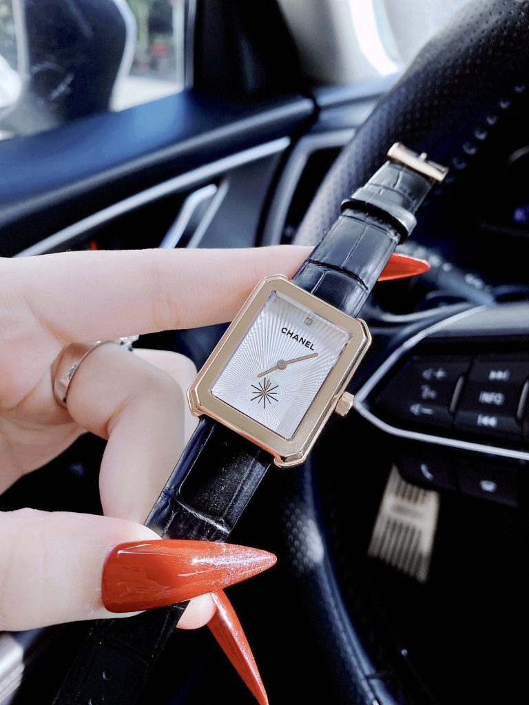 Đồng hồ nữ Chanel Boy Friend Like Auth giá rẻ màu vàng hồng 30x34mm