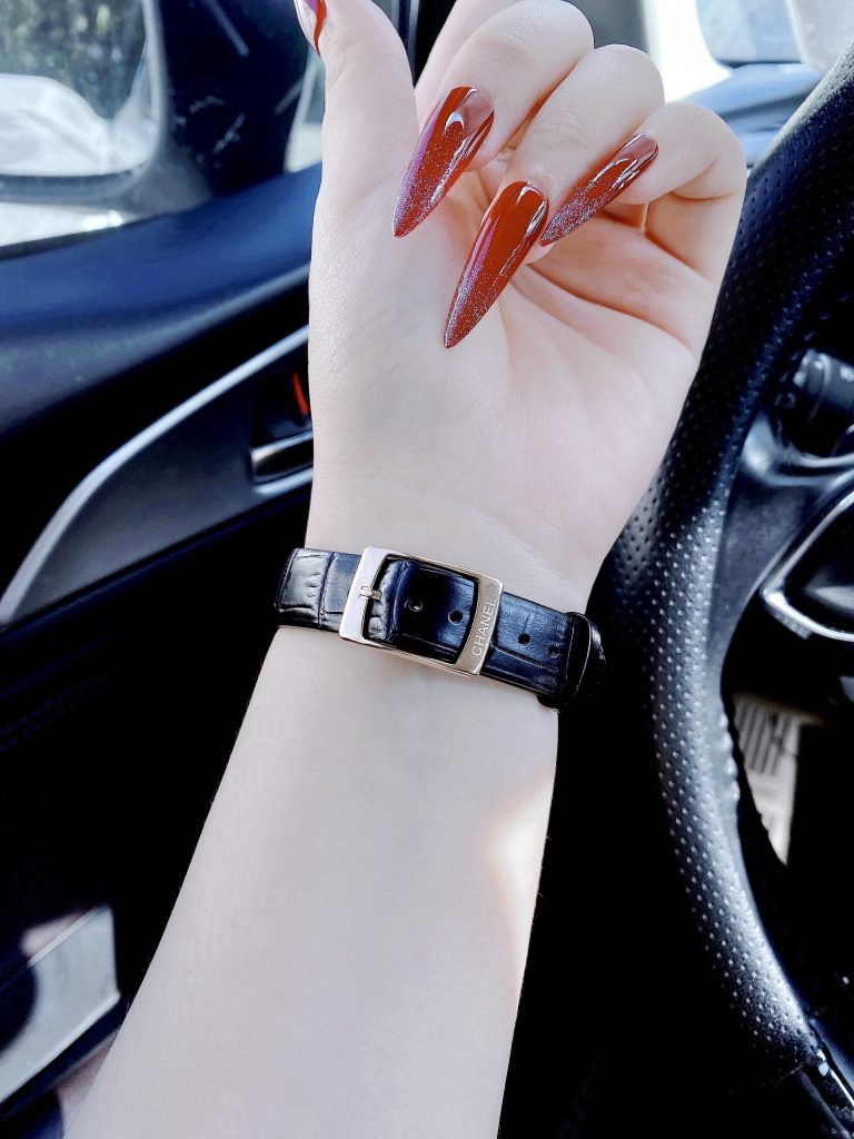 Đồng hồ nữ Chanel Boy Friend Like Auth giá rẻ màu vàng hồng 30x34mm