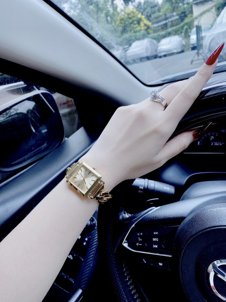 Đồng hồ nữ Guess Chain Bracelet dây kim loại dạng xích mặt vuông 28x28mm