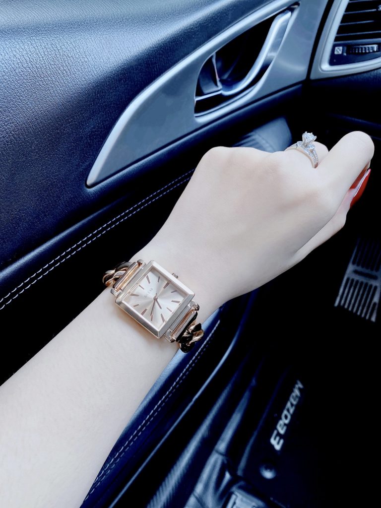 Đồng hồ nữ Guess Chain Bracelet dây kim loại dạng xích mặt vuông 28x28mm