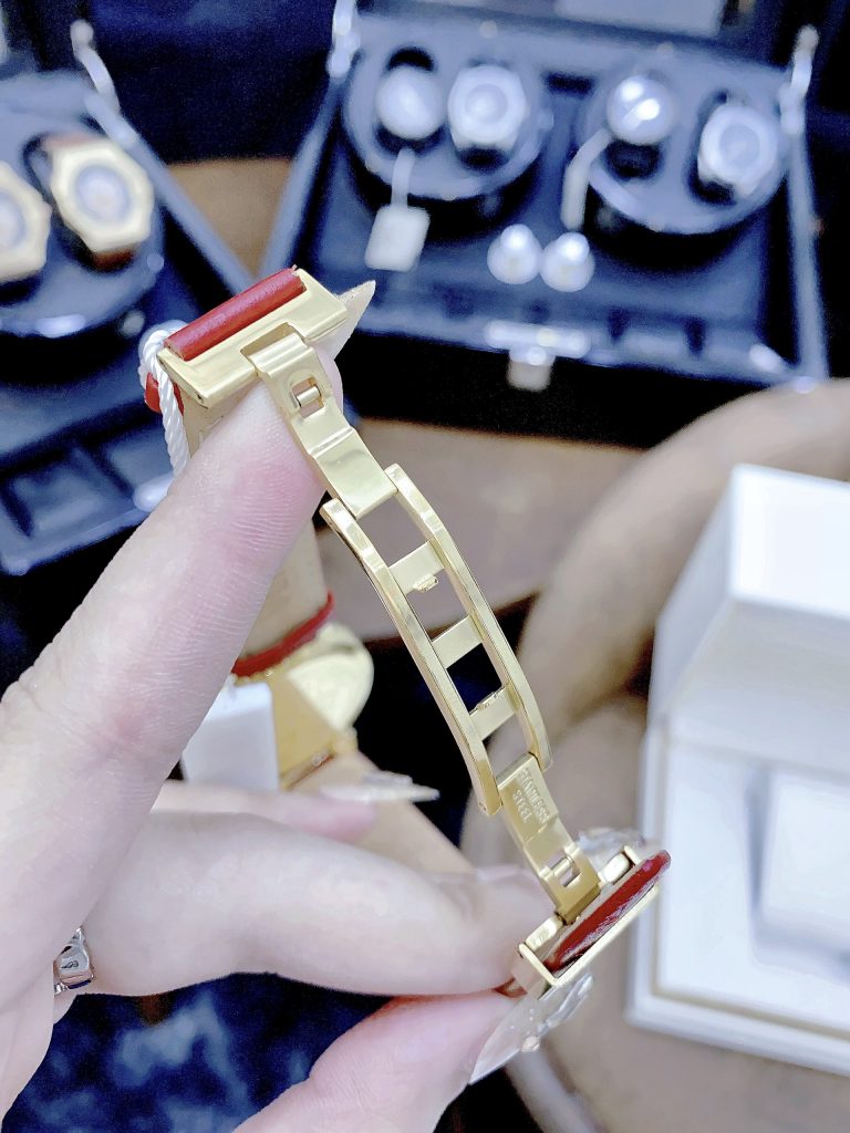 Đồng hồ nữ dây da màu đỏ Versace Daphnis like auth cao cấp