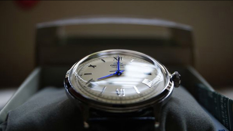 VÌ SAO CÓ LOẠI ĐỒNG HỒ KÍNH CONG VÒM, TÁC DỤNG?