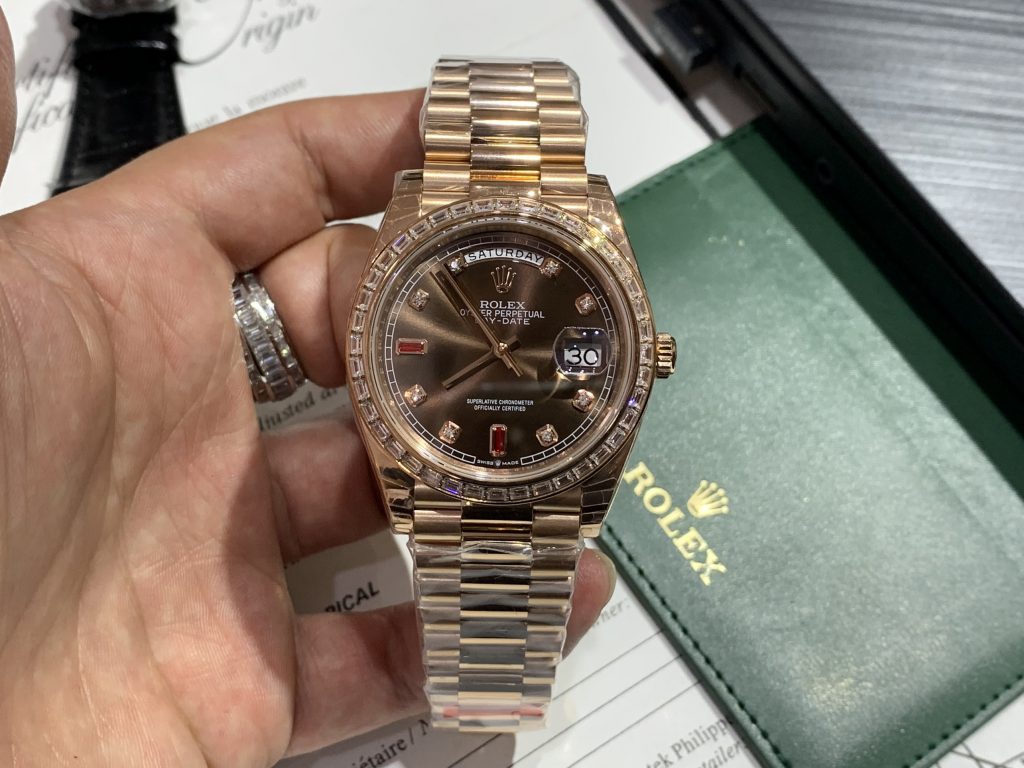 Đồng hồ Rolex Day-Date Replica 11 cọc số Ruby niềng đá baguette 40mm