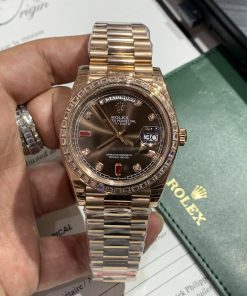 Đồng hồ Rolex Day-Date Replica 11 cọc số Ruby niềng đá baguette 40mm