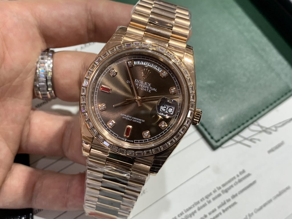 Đồng hồ Rolex Day-Date Replica 11 cọc số Ruby niềng đá baguĐồng hồ Rolex Day-Date Replica 11 cọc số Ruby niềng đá baguette 40mmette 40mm