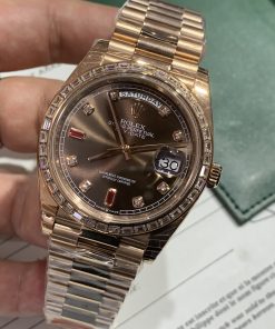 Đồng hồ Rolex Day-Date Replica 11 cọc số Ruby niềng đá baguĐồng hồ Rolex Day-Date Replica 11 cọc số Ruby niềng đá baguette 40mmette 40mm
