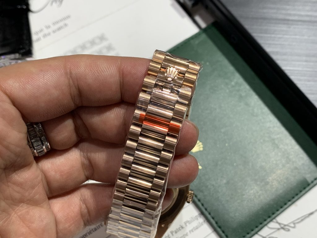 Đồng hồ Rolex Day-Date Replica 11 cọc số Ruby niềng đá baguette 40mm