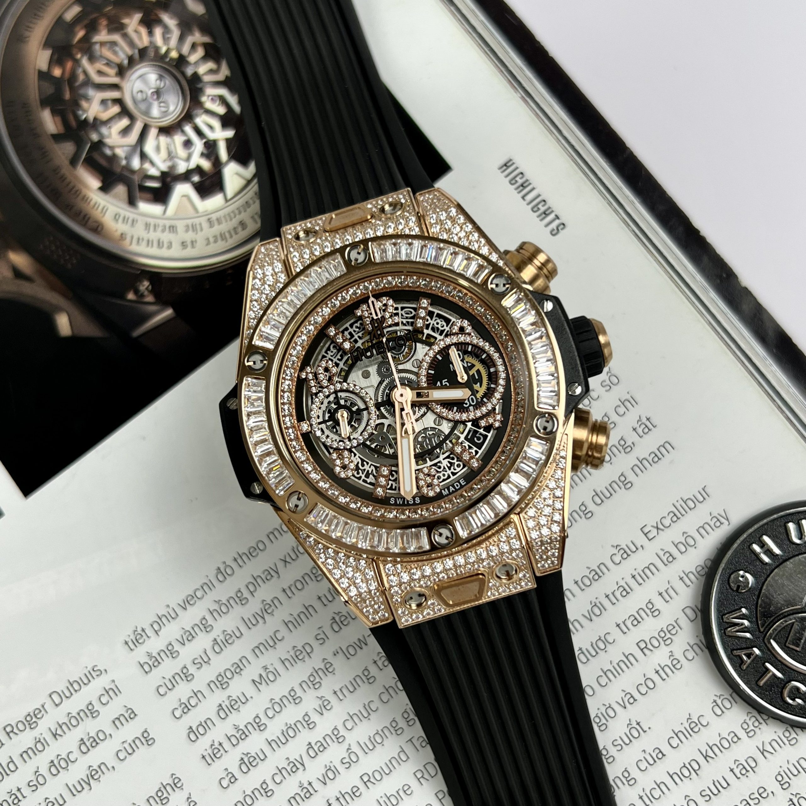 Đồng hồ Hublot Big Bang Unico King Gold đính đá Replica 11 45mm (3) Đồng hồ Hublot Big Bang Unico King Gold đính đá Replica 11 45mm (2)