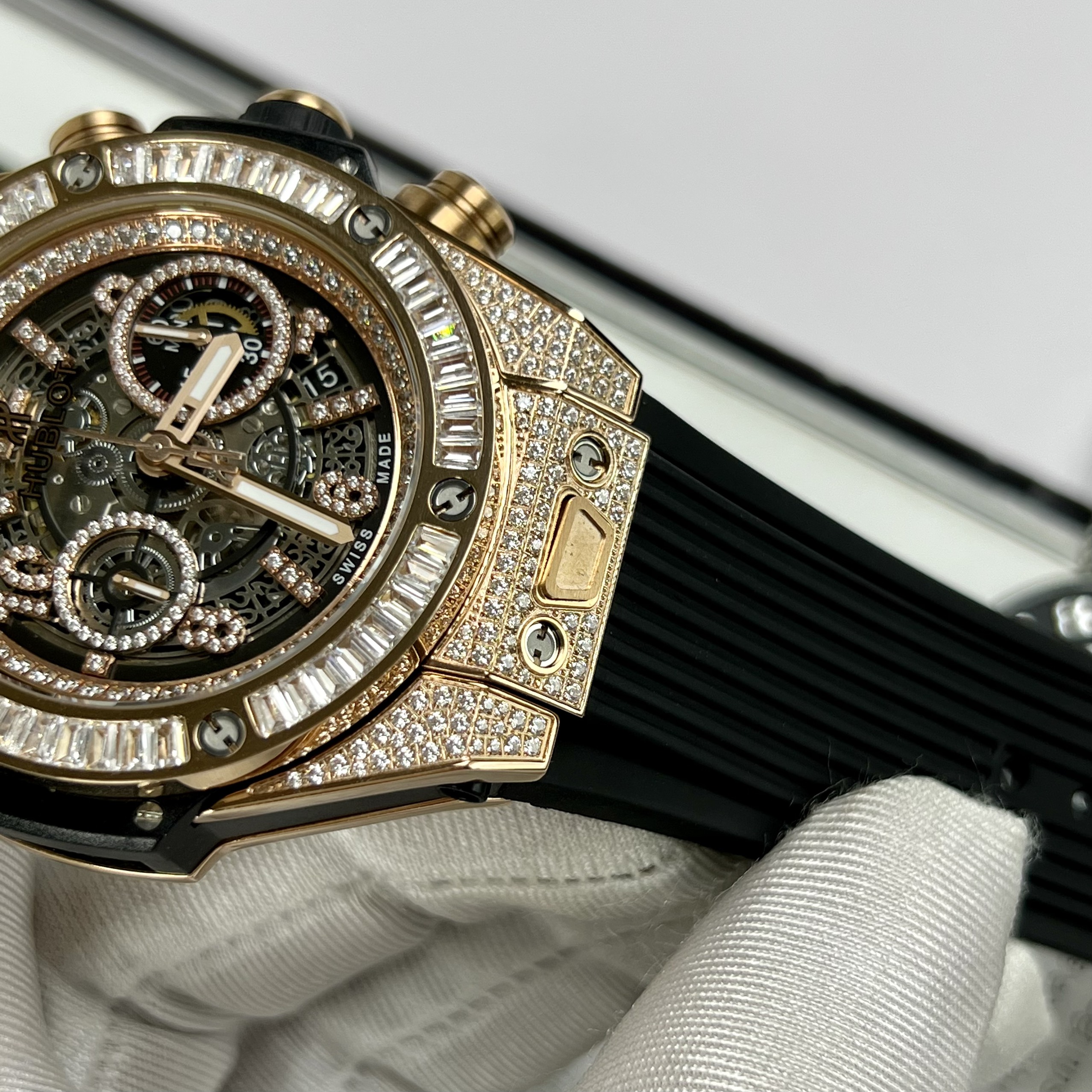 Đồng hồ Hublot Big Bang Unico King Gold đính đá Replica 11 45mm (6) Đồng hồ Hublot Big Bang Unico King Gold đính đá Replica 11 45mm (2)