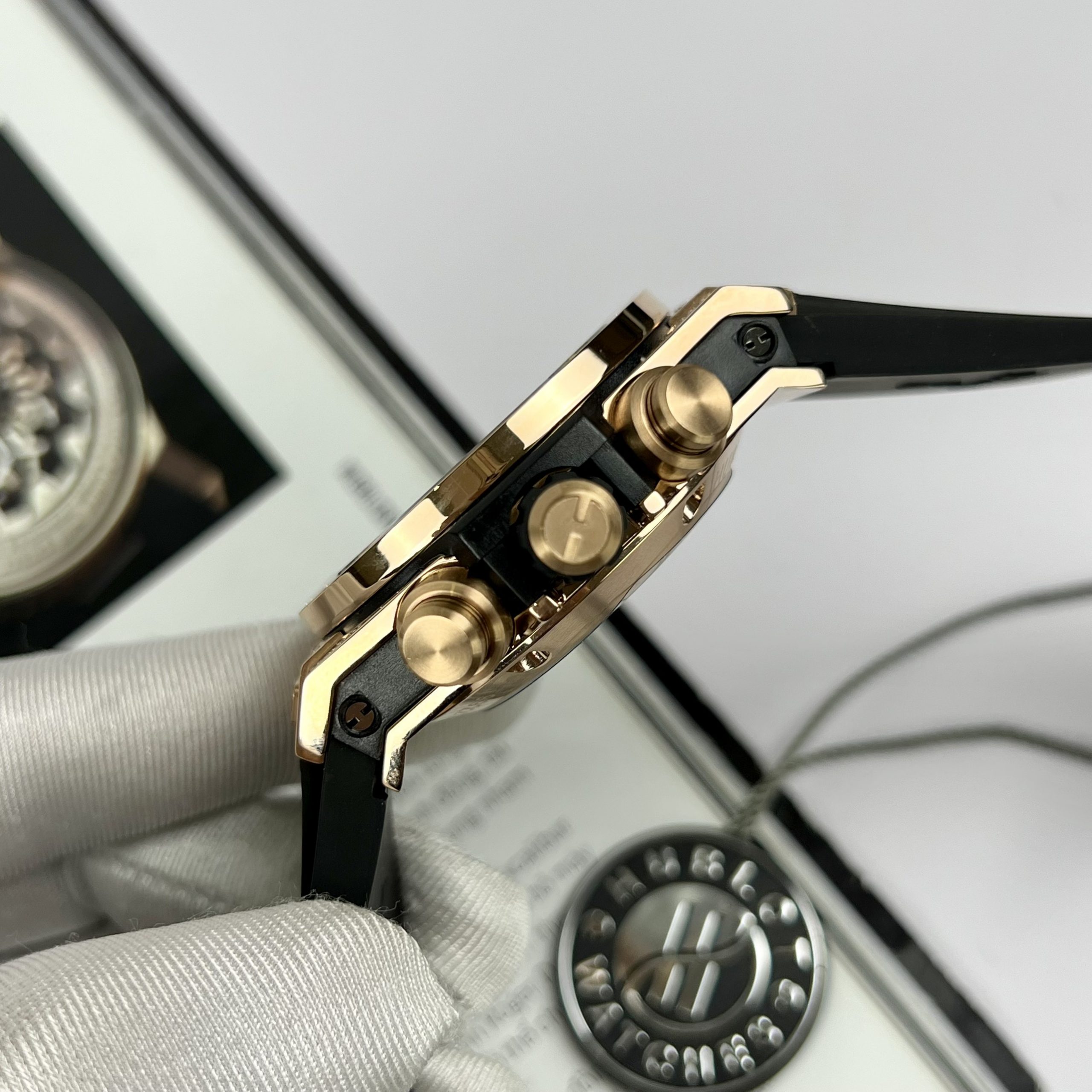 Đồng hồ Hublot Big Bang Unico King Gold đính đá Replica 11 45mm (7) Đồng hồ Hublot Big Bang Unico King Gold đính đá Replica 11 45mm (2)