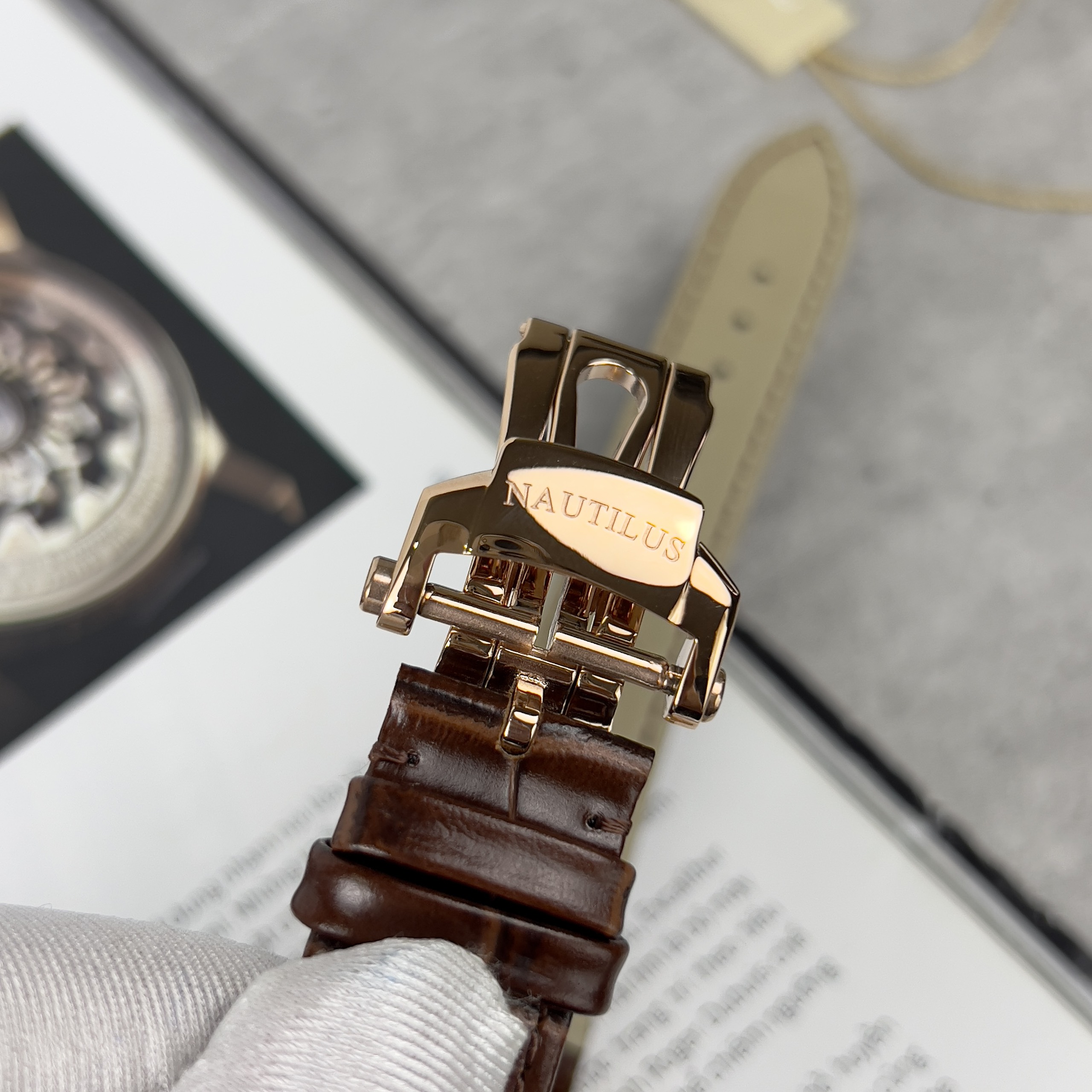 Đồng hồ Patek Philippe Nautilus 5711 nam dây da Super Fake 11 40mm (1) Đồng hồ Patek Philippe Nautilus 5711 nam dây da Super Fake 11 40mm (2)