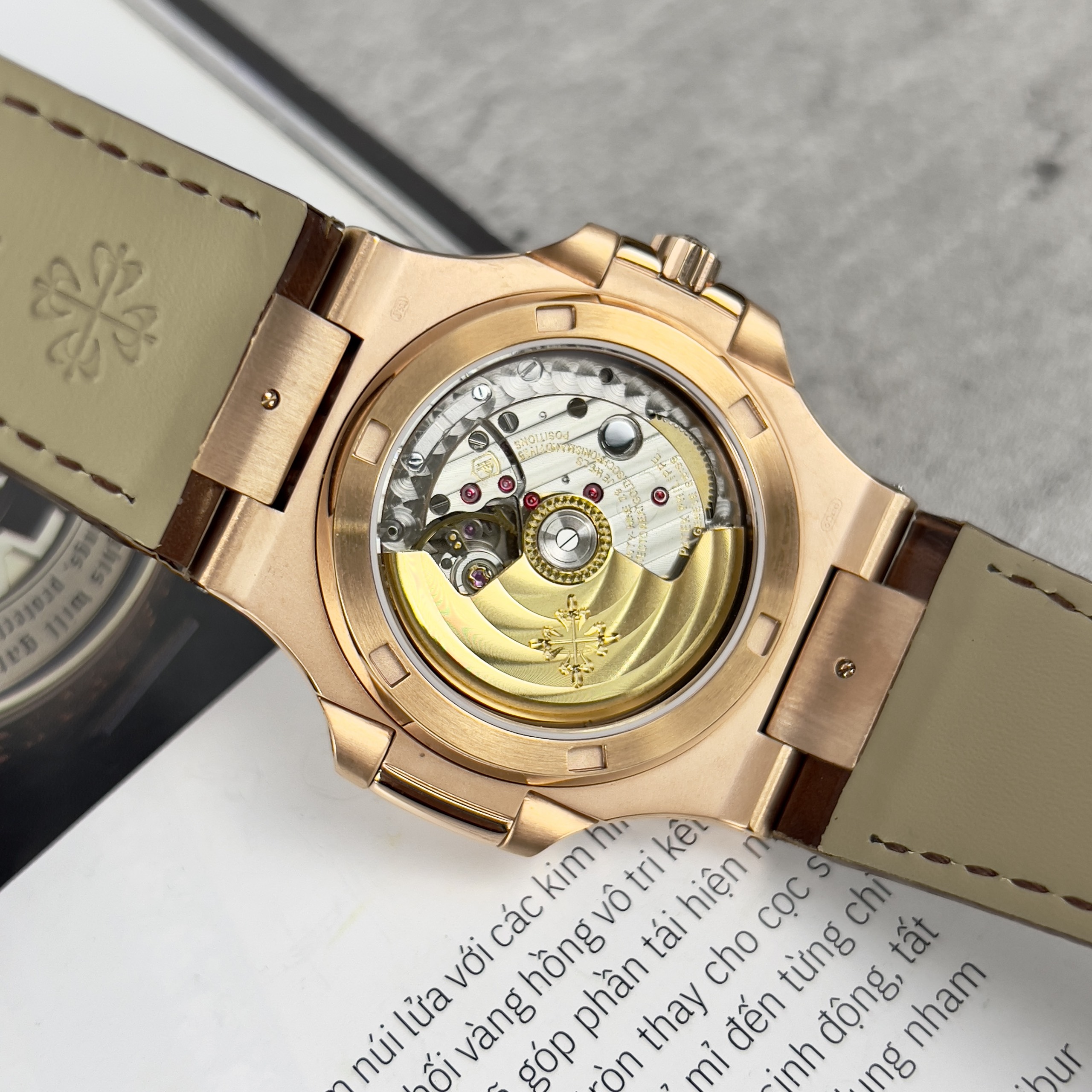 Đồng hồ Patek Philippe Nautilus 5711 nam dây da Super Fake 11 40mm (8) Đồng hồ Patek Philippe Nautilus 5711 nam dây da Super Fake 11 40mm (2)
