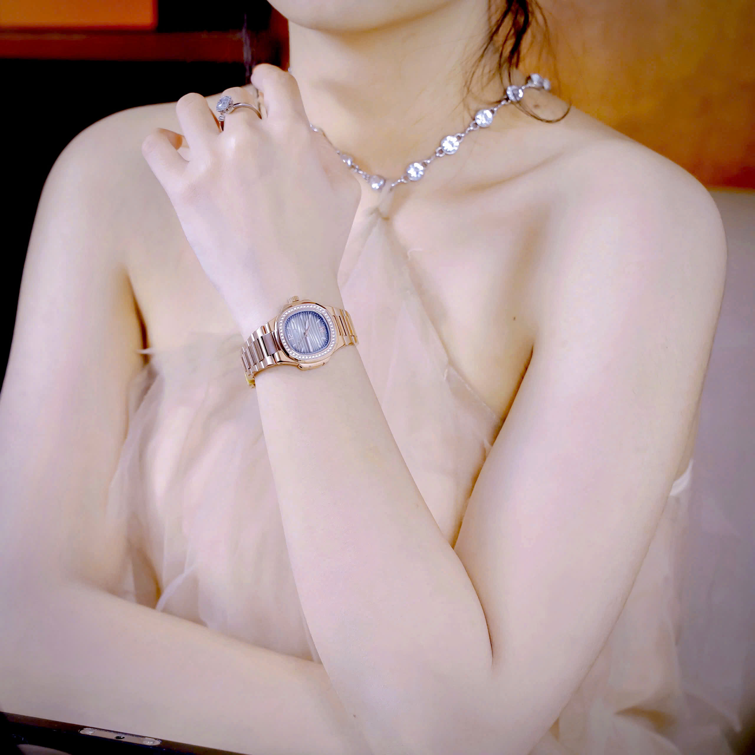 Đồng hồ Patek Philippe nữ Nautilus rose gold mặt xám đính đá máy pin rẻ 32mm (1) Đồng hồ Patek Philippe nữ Nautilus rose gold mặt xám đính đá máy pin rẻ 32mm