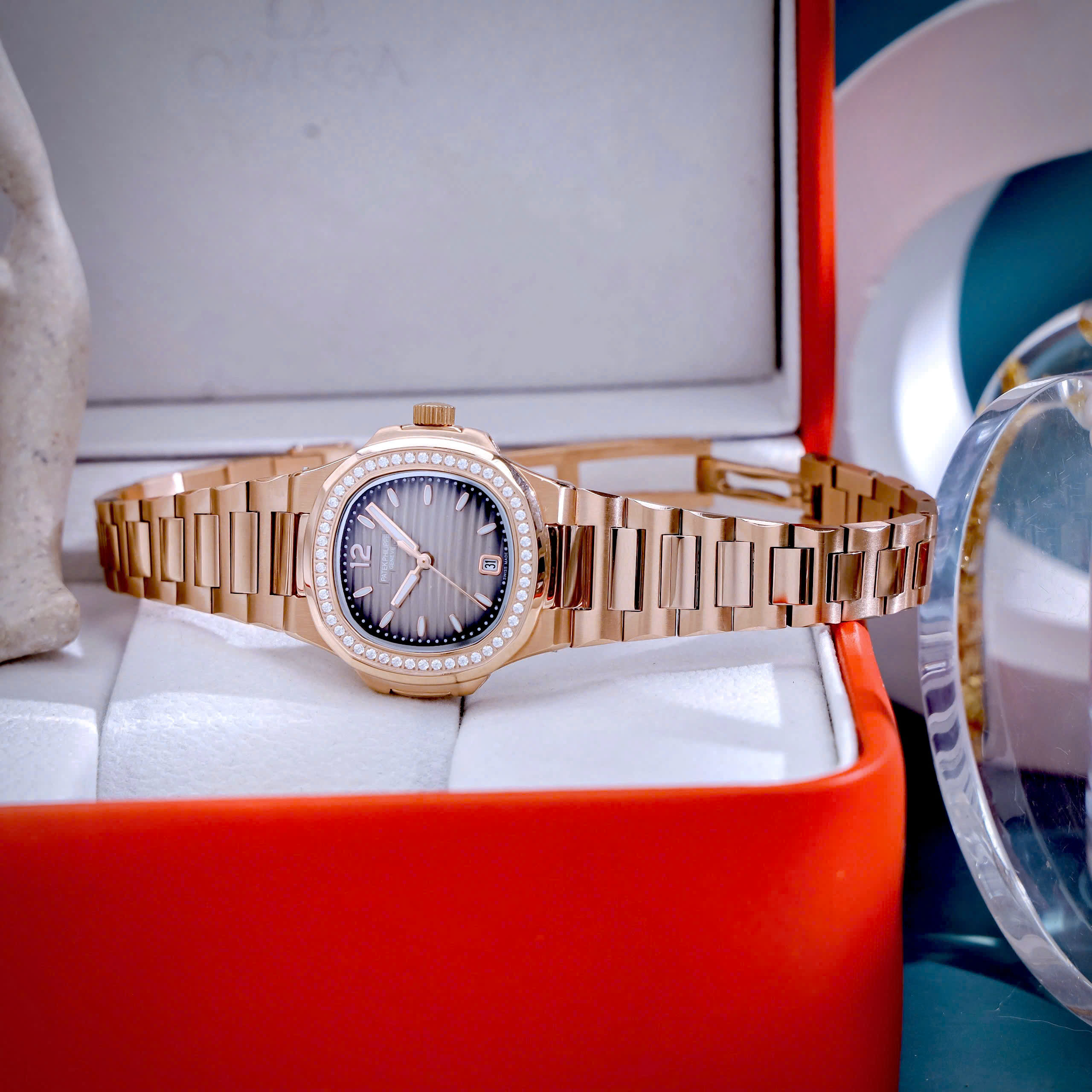 Đồng hồ Patek Philippe nữ Nautilus rose gold mặt xám đính đá máy pin rẻ 32mm (11) Đồng hồ Patek Philippe nữ Nautilus rose gold mặt xám đính đá máy pin rẻ 32mm