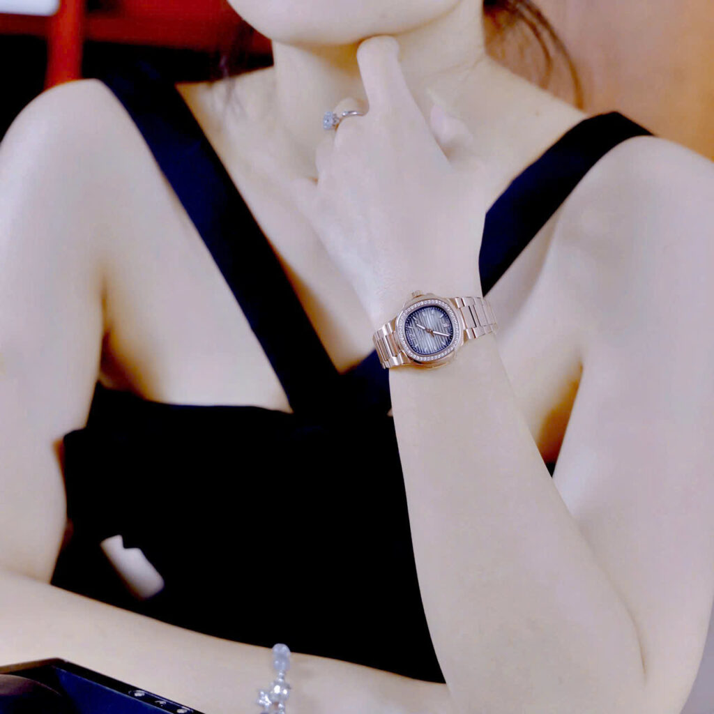 Đồng hồ Patek Philippe nữ Nautilus rose gold mặt xám đính đá máy pin rẻ 32mm