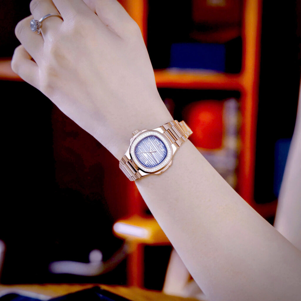 Đồng hồ Patek Philippe nữ Nautilus rose gold mặt xám đính đá máy pin rẻ 32mm