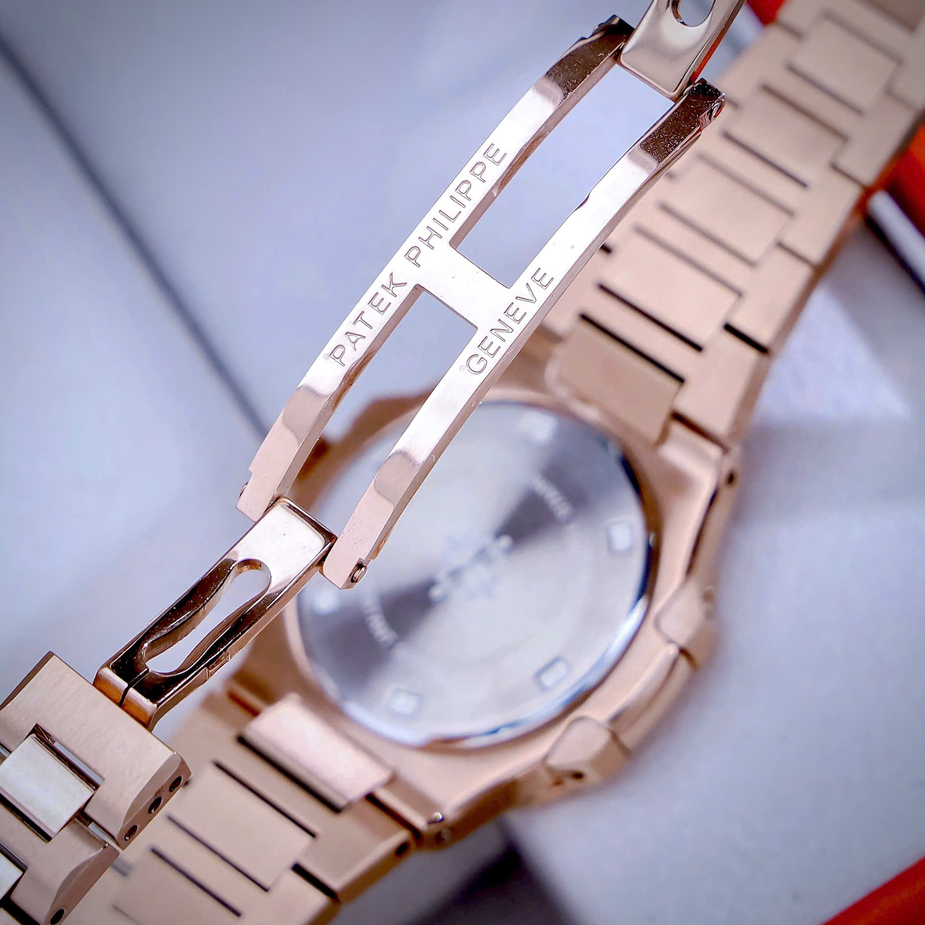 Đồng hồ Patek Philippe nữ Nautilus rose gold mặt xám đính đá máy pin rẻ 32mm (4) Đồng hồ Patek Philippe nữ Nautilus rose gold mặt xám đính đá máy pin rẻ 32mm