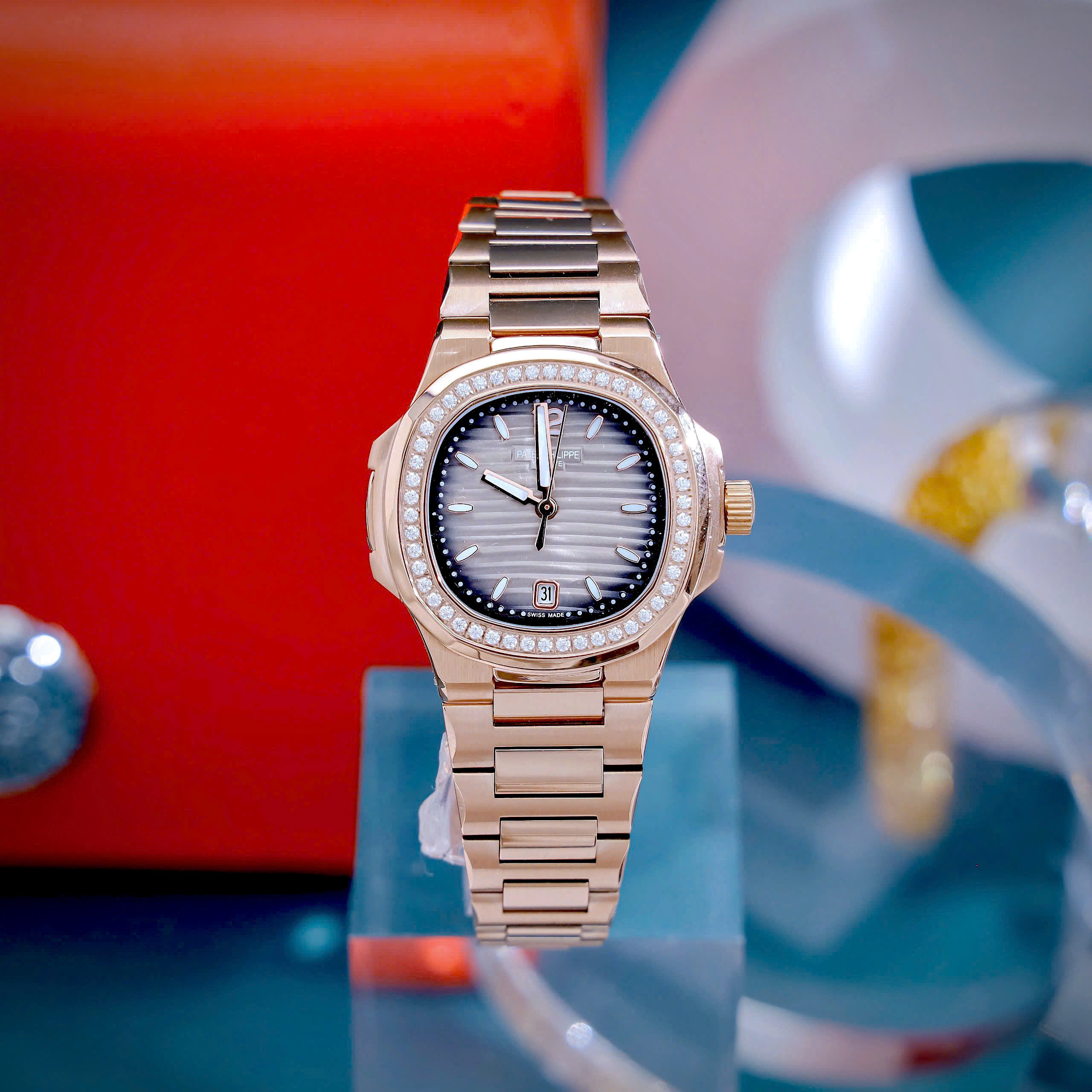 Đồng hồ Patek Philippe nữ Nautilus rose gold mặt xám đính đá máy pin rẻ 32mm (7) Đồng hồ Patek Philippe nữ Nautilus rose gold mặt xám đính đá máy pin rẻ 32mm