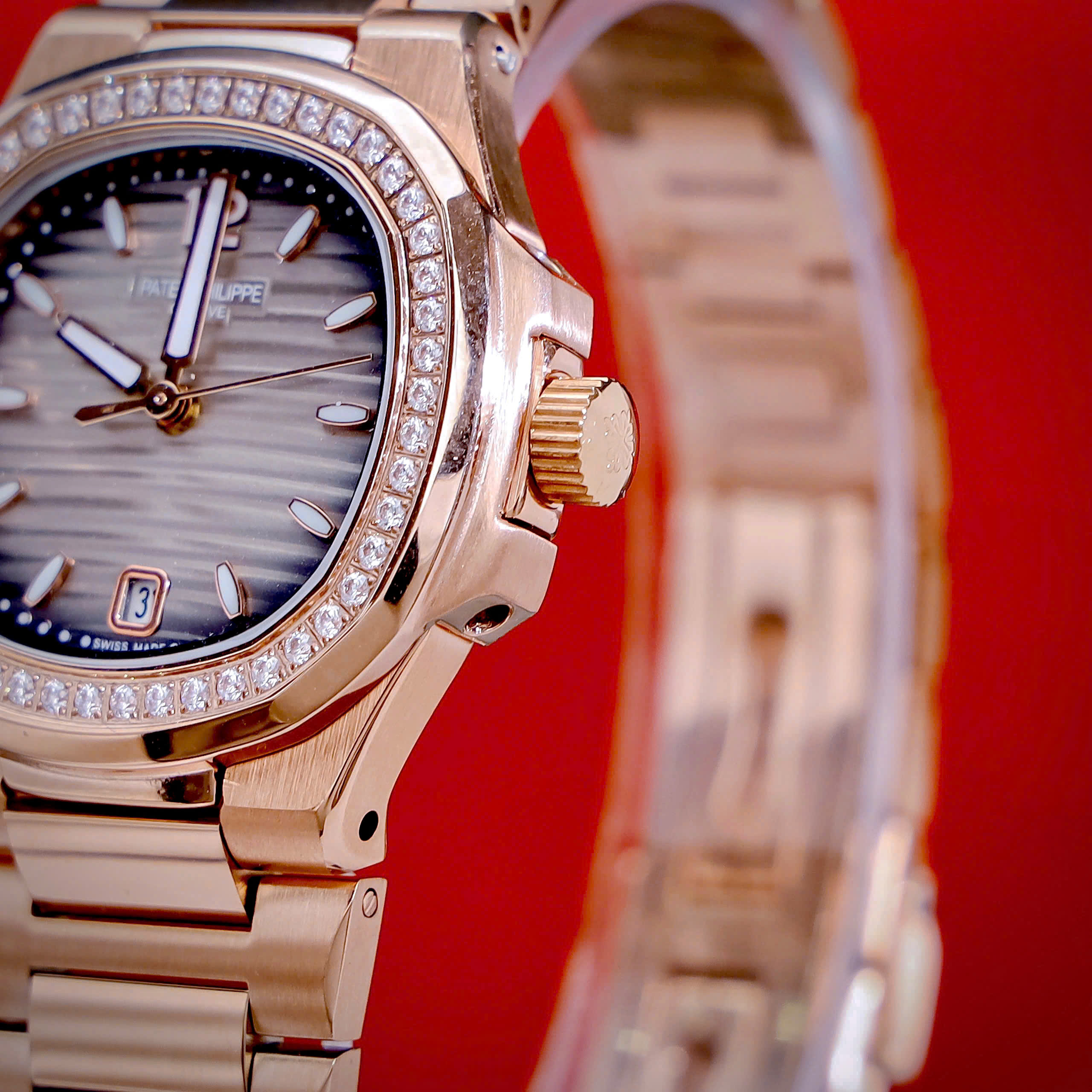 Đồng hồ Patek Philippe nữ Nautilus rose gold mặt xám đính đá máy pin rẻ 32mm (8) Đồng hồ Patek Philippe nữ Nautilus rose gold mặt xám đính đá máy pin rẻ 32mm