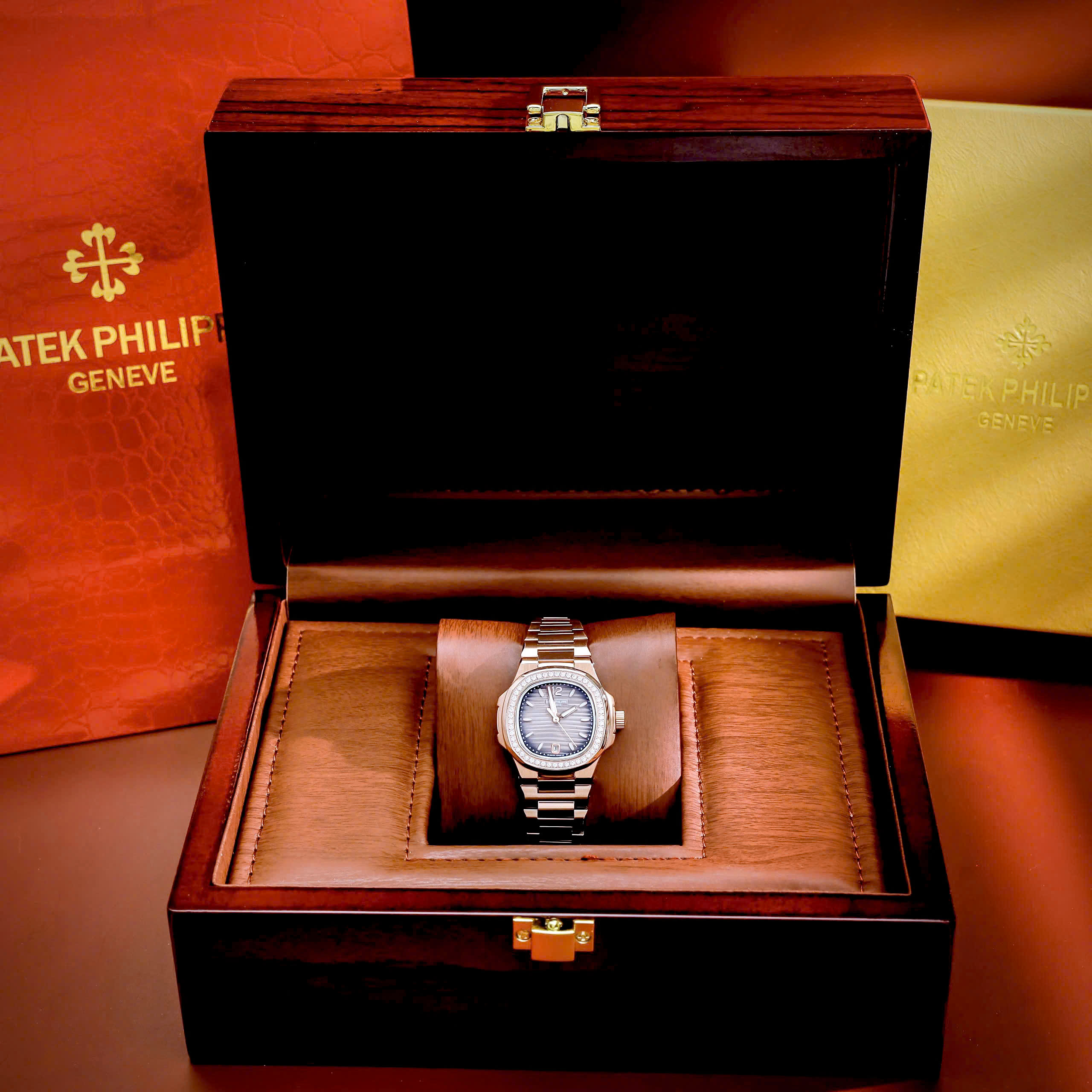 Đồng hồ Patek Philippe nữ Nautilus rose gold mặt xám đính đá máy pin rẻ 32mm Đồng hồ Patek Philippe nữ Nautilus rose gold mặt xám đính đá máy pin rẻ 32mm