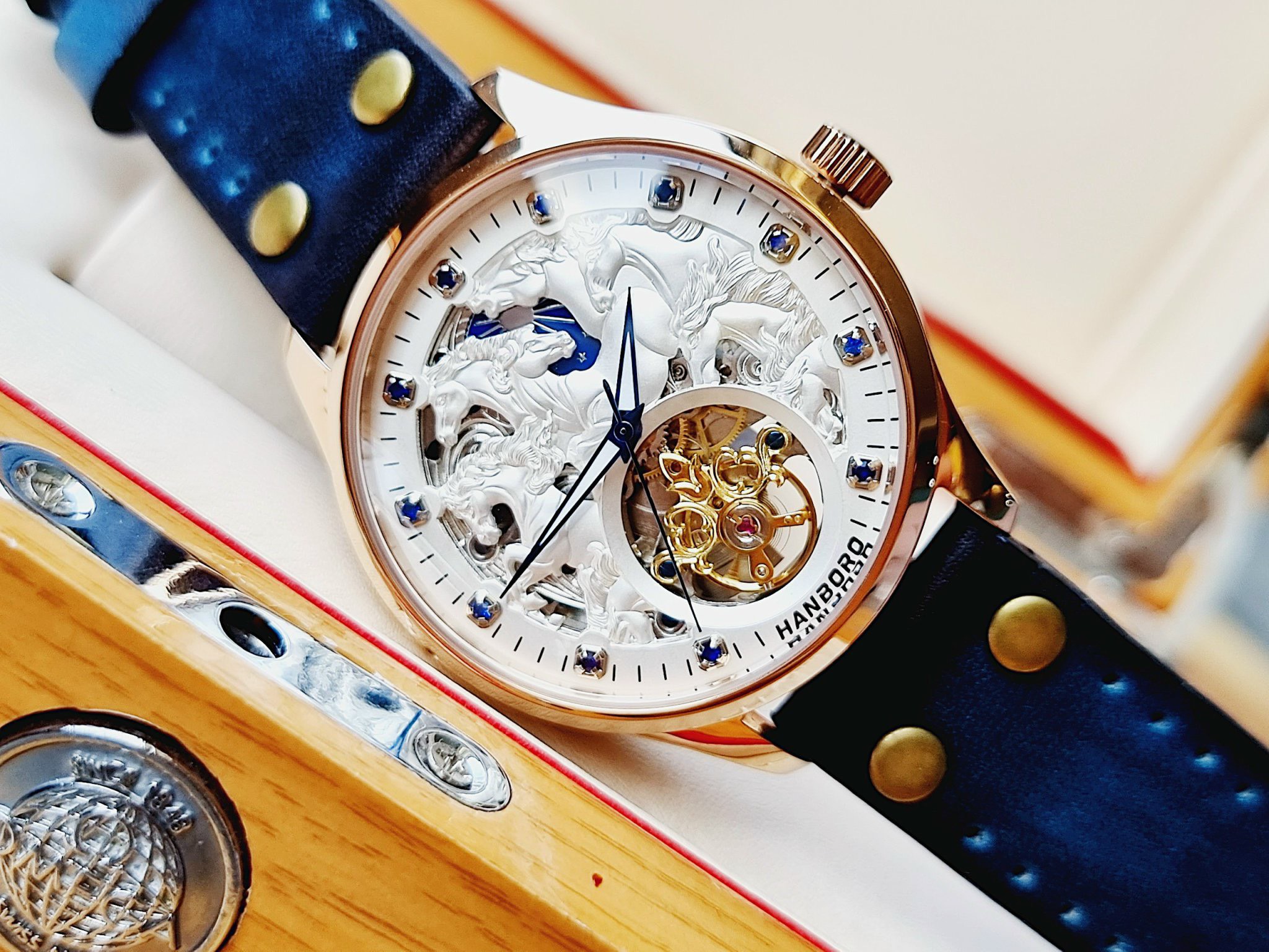 Đồng hồ chính hãng Hanboro nam họa tiết mã đáo thành công 44mm (3) Đồng hồ chính hãng Hanboro nam họa tiết mã đáo thành công 44mm (2)