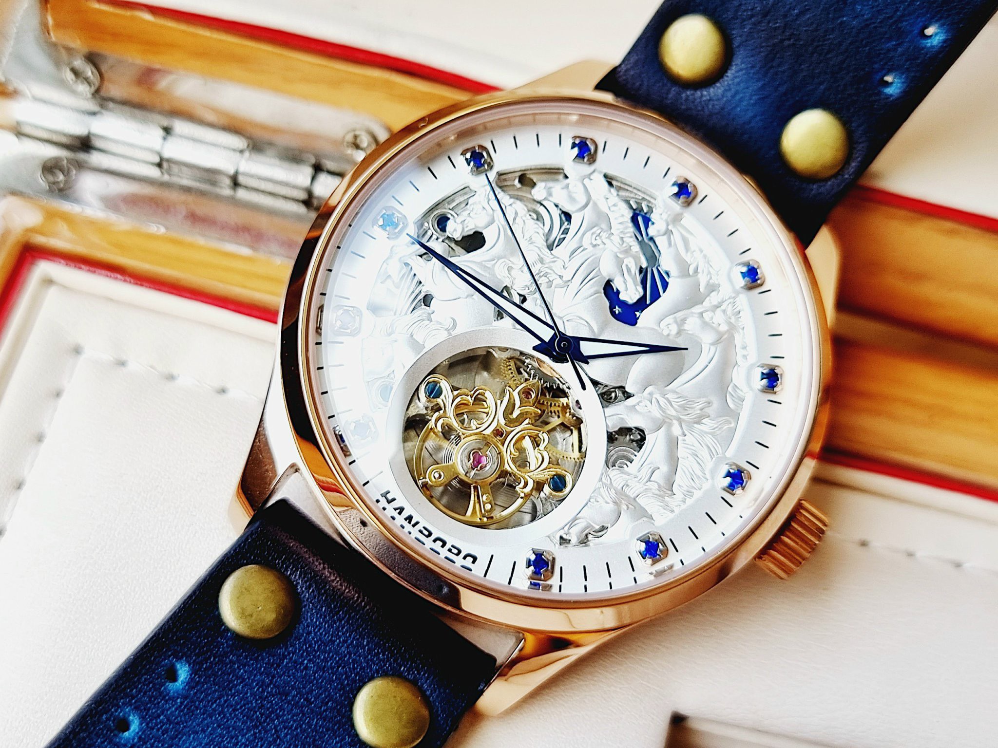 Đồng hồ chính hãng Hanboro nam họa tiết mã đáo thành công 44mm (5) Đồng hồ chính hãng Hanboro nam họa tiết mã đáo thành công 44mm (2)