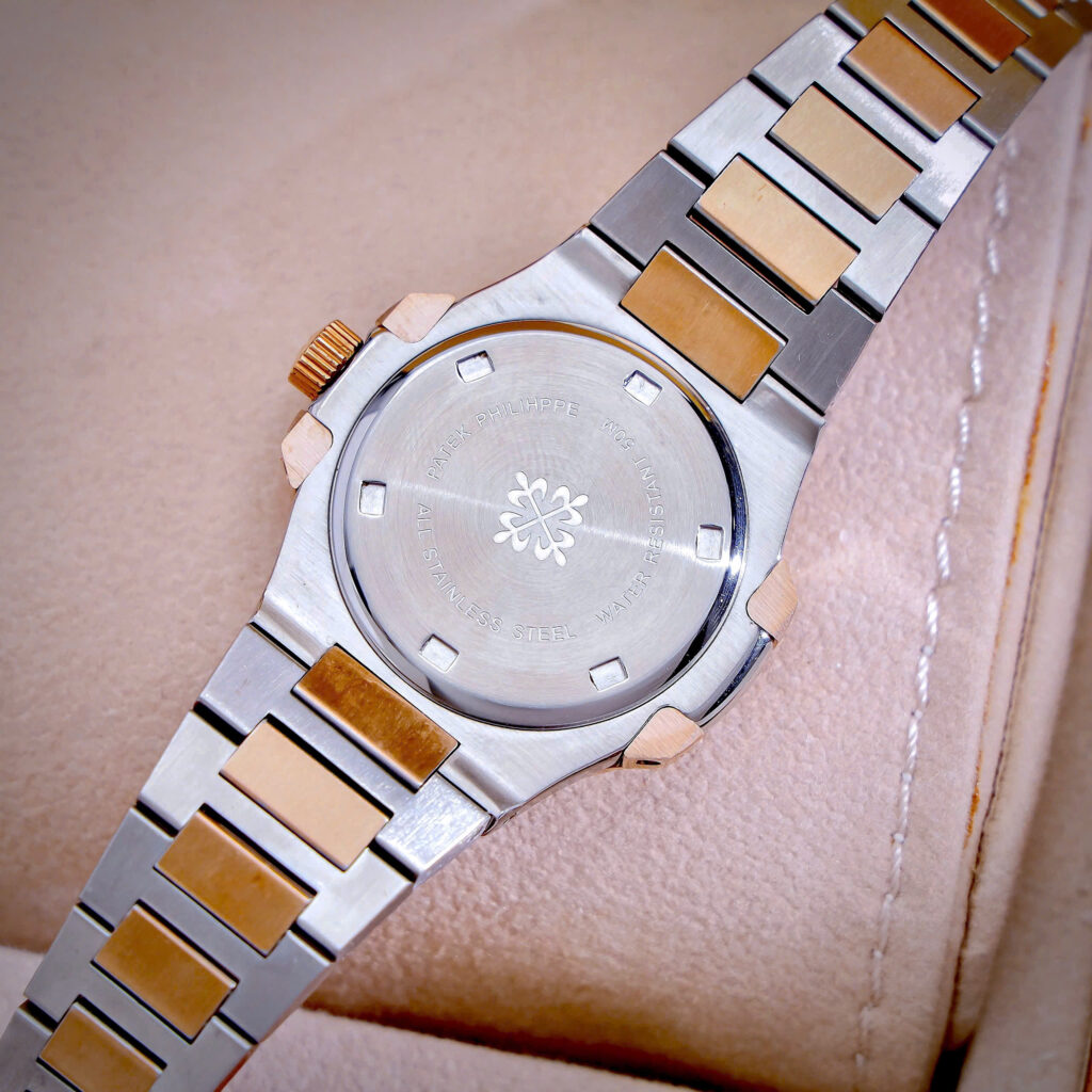 Đồng hồ đeo tay nữ đẹp Patek Philippe Nautilus demi đính đá fake cao cấp 32mm