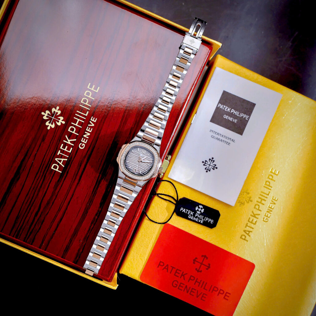 Đồng hồ đeo tay nữ đẹp Patek Philippe Nautilus demi đính đá fake cao cấp 32mm