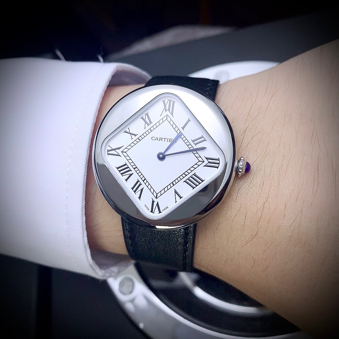 Đồng hồ nam Cartier Pebble Re-Edition dây da đen Super Fake 11 36mm (2) Đồng hồ nam Cartier Pebble Re-Edition dây da đen Super Fake 11 36mm (2)