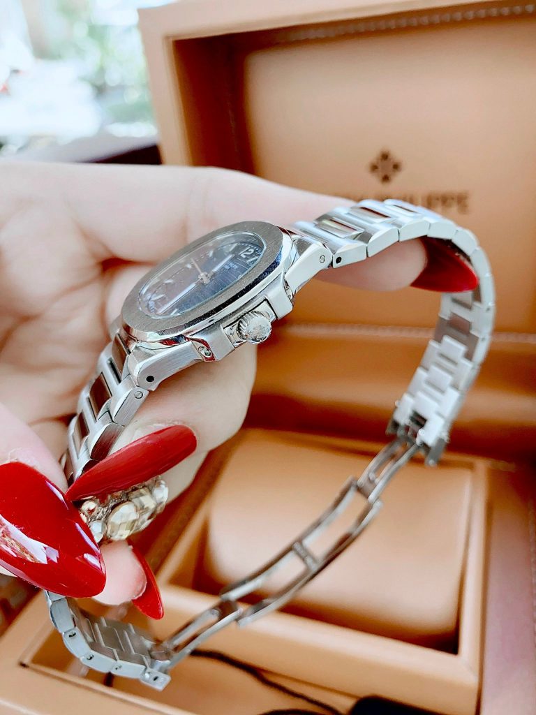 Đồng hồ nữ Patek Philippe Nautilus mặt xanh Fake giá rẻ 32mm (2)