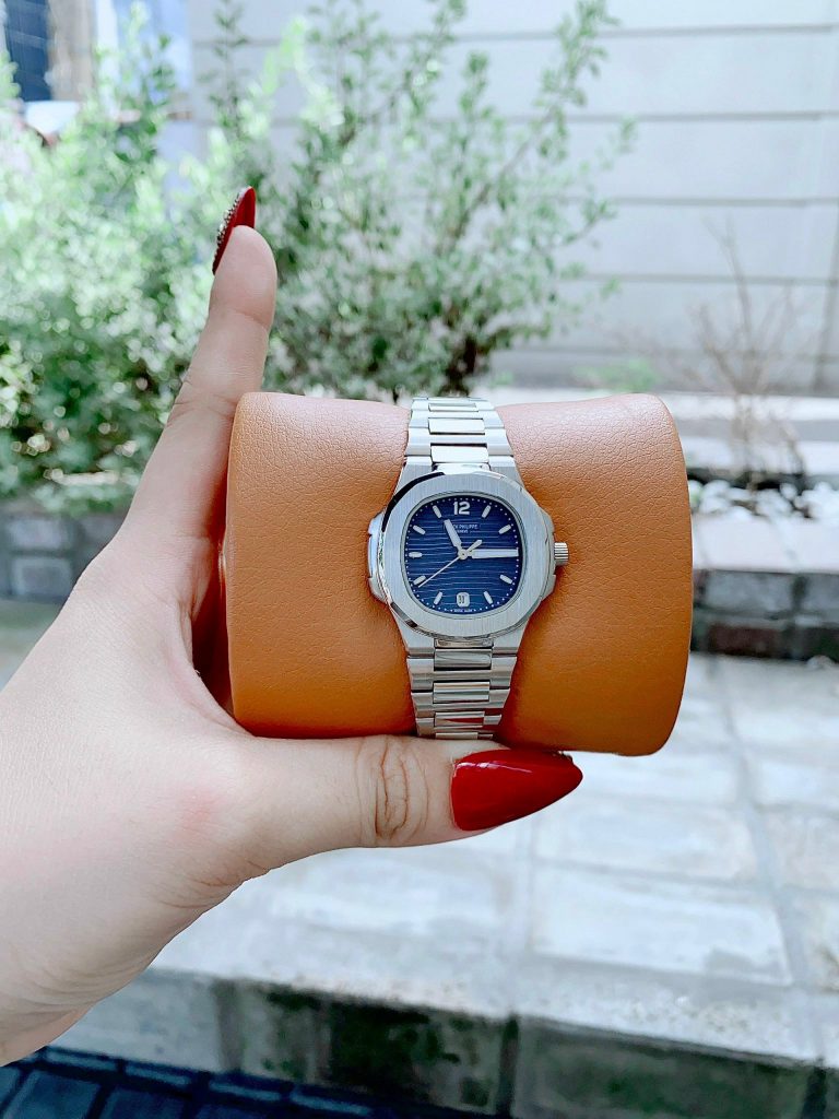 Đồng hồ nữ Patek Philippe Nautilus mặt xanh Fake giá rẻ 32mm (2)
