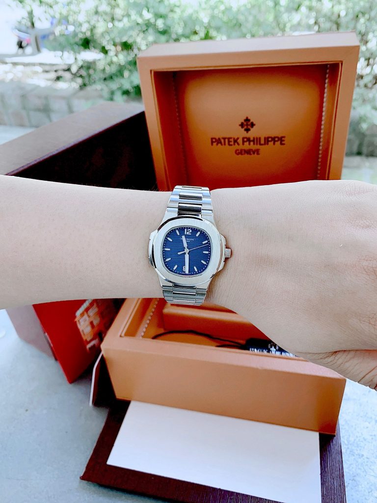 Đồng hồ nữ Patek Philippe Nautilus mặt xanh Fake giá rẻ 32mm (2)