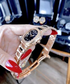 Đồng hồ nữ mặt đen Patek Philippe Nautilus Fake giá rẻ 32mm (2)