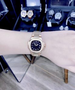 Đồng hồ nữ mặt đen Patek Philippe Nautilus Fake giá rẻ 32mm (2)