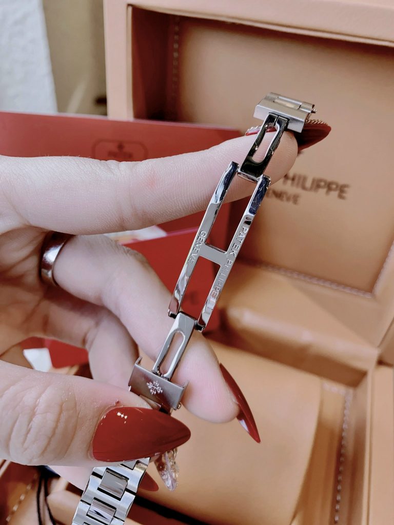 Đồng hồ Patek Philippe giá 2 triệu Nautilus nữ màu thép trắng 30mm (8)