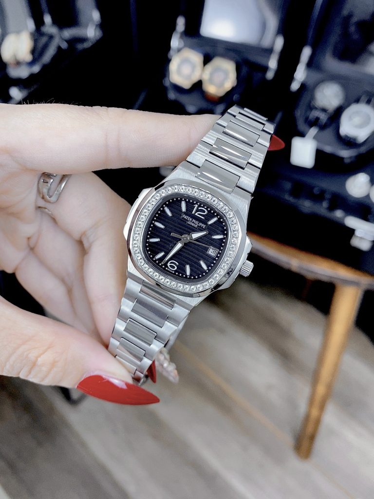 Đồng hồ Patek Philippe giá 2 triệu Nautilus nữ màu thép trắng 30mm (8)