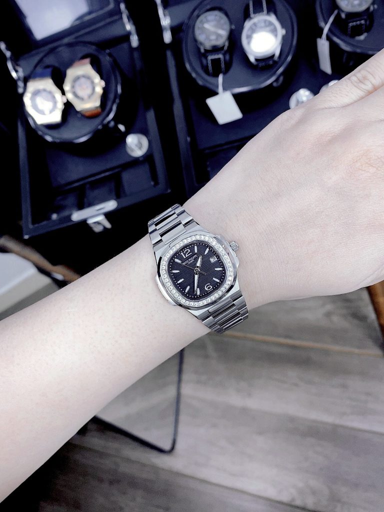 Đồng hồ Patek Philippe giá 2 triệu Nautilus nữ màu thép trắng 30mm (8)