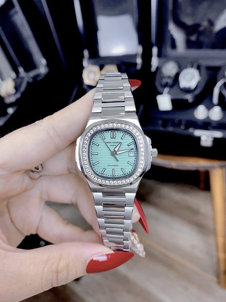 Đồng hồ Patek Philippe giá 2 triệu Nautilus nữ màu thép trắng 30mm (8)