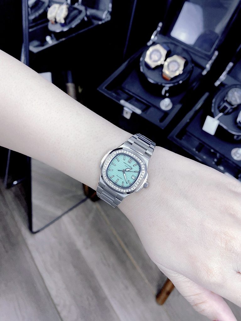 Đồng hồ Patek Philippe giá 2 triệu Nautilus nữ màu thép trắng 30mm (8)