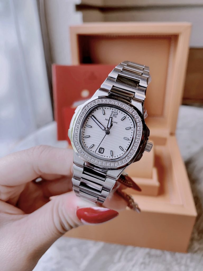 Đồng hồ Patek Philippe giá 2 triệu Nautilus nữ màu thép trắng 30mm (8)